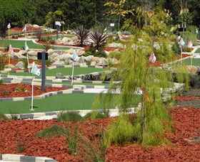 18 Hole Mini Golf - Club Husky - Attractions Sydney 0