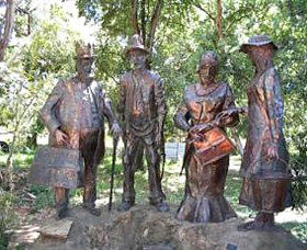 Dad, Dave, Mum And Mabel - Attractions Sydney 1