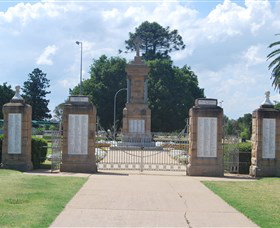 Warwick War Memorial And Gates - Attractions Sydney 0