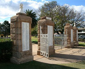 Warwick War Memorial And Gates - Attractions Sydney 2