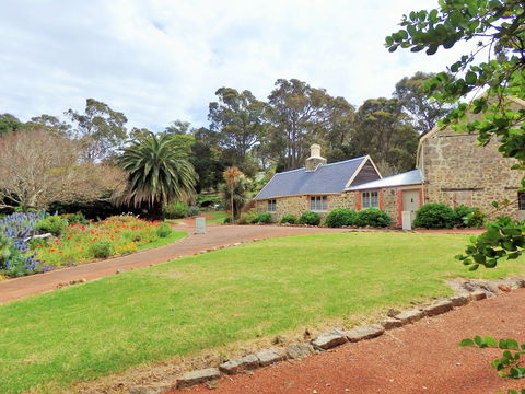 Strawberry Hill - Attractions Sydney 0