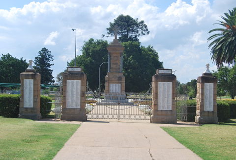 Warwick War Memorial And Gates - Attractions Sydney 0